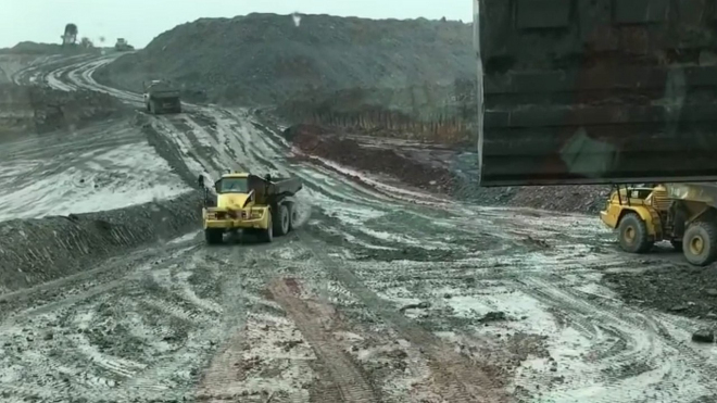 Řidič obřího důlního náklaďáku spojil práci se zábavou, pro náklad přijíždí jako nikdo jiný
