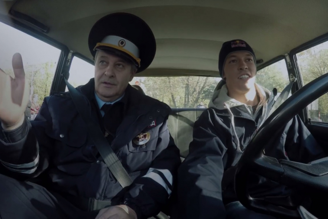 Podívejte se, jak pilot F1 Daniil Kvjat dělal řidičák. Žádný totiž neměl (video)