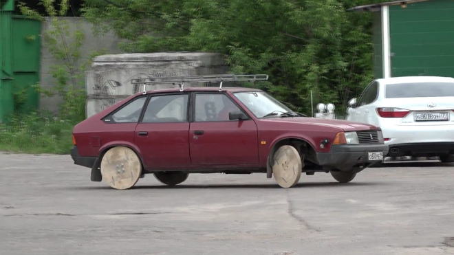 Může moderní auto jezdit na dřevěných kolech? Rus to zkusil v praxi (video)