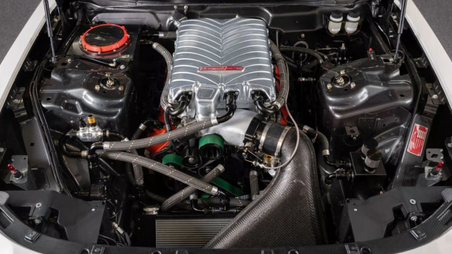 A pak že se nevejde: Nový, původně jen elektrický muscle car najednou slupnul osmiválec jako malinu