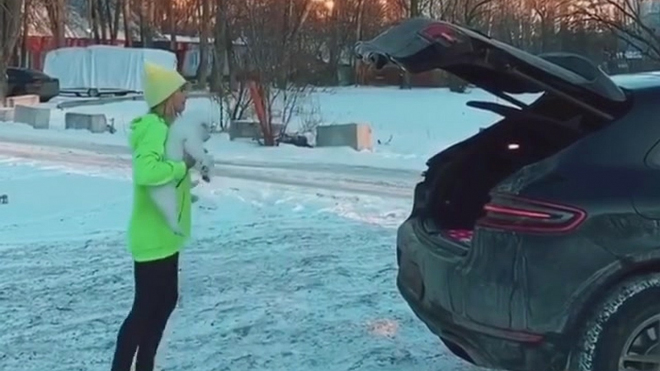 Ruská olympijská medailistka předvedla, jak neobvykle zavírá kufr svého Porsche