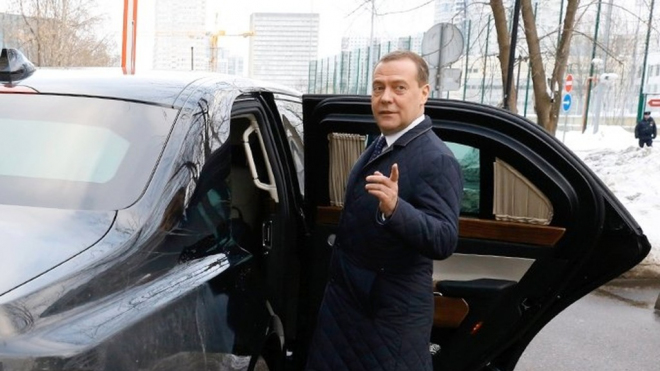 Ruský premiér Medveděv má nové auto, svému Mercedesu musel dát sbohem
