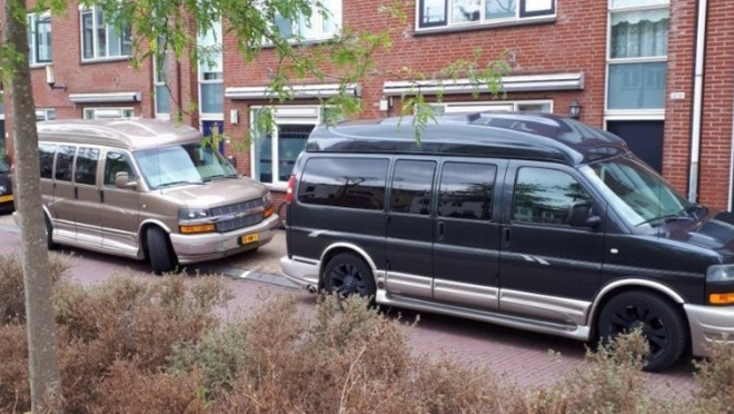 Manželé se nemohli domluvit, které ze dvou aut prodají. A tak zvolili originální řešení