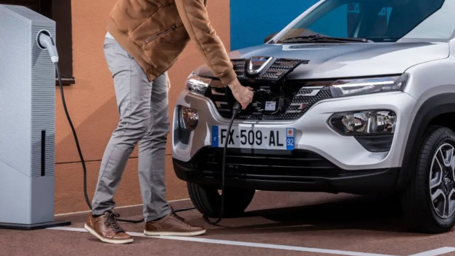 Dacia náhle zlevnila svůj elektrický Spring o 246 tisíc Kč, i tak je to předražený nesmysl