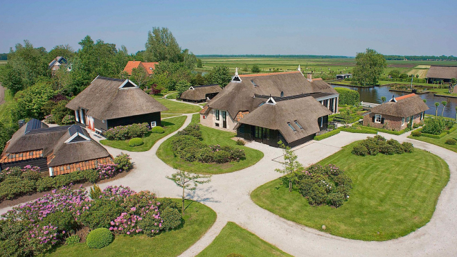 Luxusní vesnické stavení skrývá garáž jak z Batmana, není ani v jednom z pěti domů