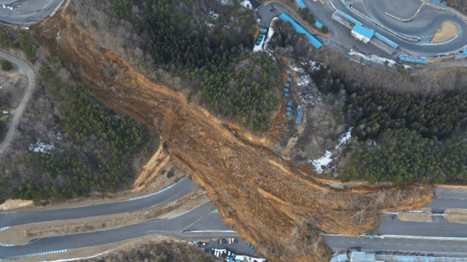 Známý okruh je po zemětřesení v troskách víc, než se zdálo, prosí lidi o záchranu