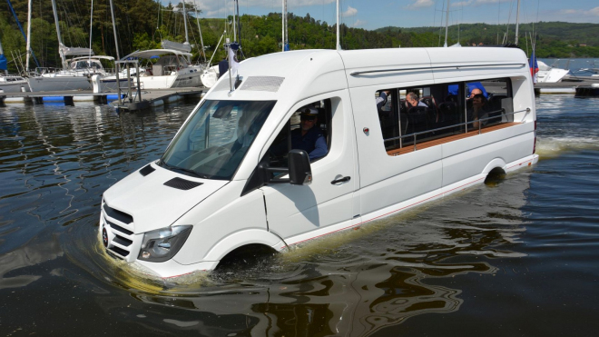 Netopí se, pluje. Češi postavili obojživelný minibus, přepraví až 12 lidí