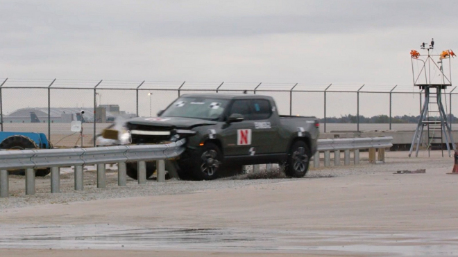 Svodidla u silnic při nehodách nezvládají zastavit elektromobily. A není to jen hmotností, proto jde o problém hlavně těchto aut