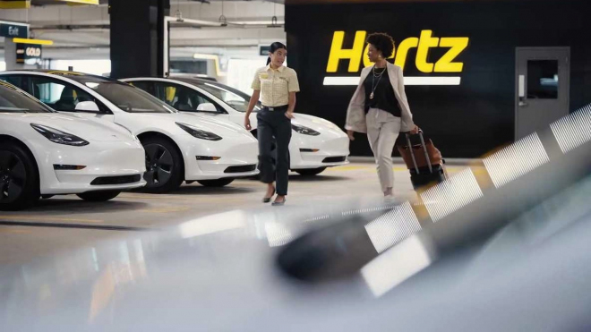 Garáže Hertzu jsou plné nepronajatých elektromobilů, lidé je nechtějí ani za poloviční cenu