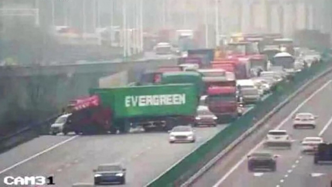 Provoz na dálnici zastavil kamion Evergreen nabouraný ve stejné pozici, jako loď u Suezu