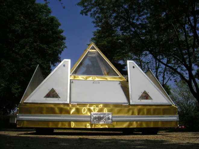 Zanis 1: konečně zajímavý elektromobil má tvar pyramidy, topí fénem