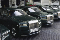 Opuštěný luxusní hotel skrývá i 9 let po svém zavření flotilu zanedbaných luxusních aut, tady se zastavil čas