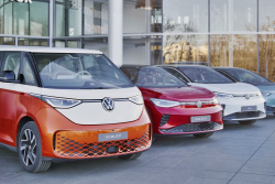 VW je pod tlakem. Za rok bude nucen prodat v EU 773 tisíc elektromobilů, možná by měl nastoupit cestu Toyoty