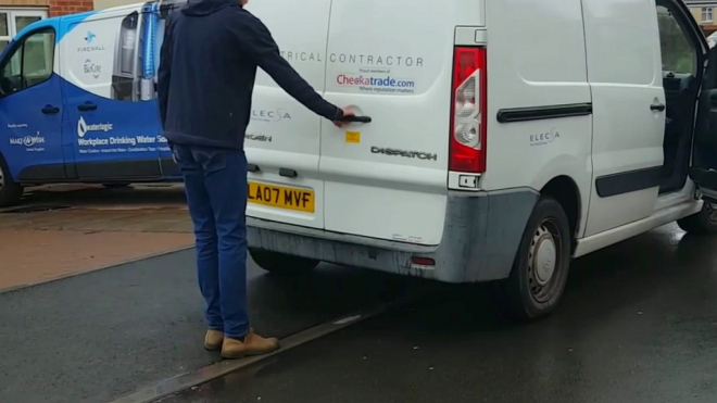 Elektrikář vyzrál na se zloděje, kteří se dokola vraceli vykrádat jeho auto