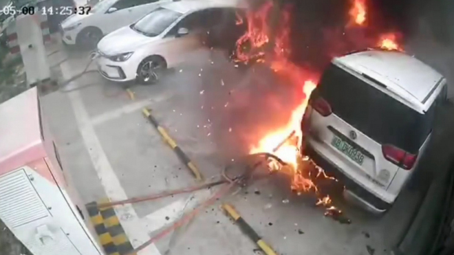Elektromobil vzplál při dobíjení a explodoval, poničil pět dalších aut