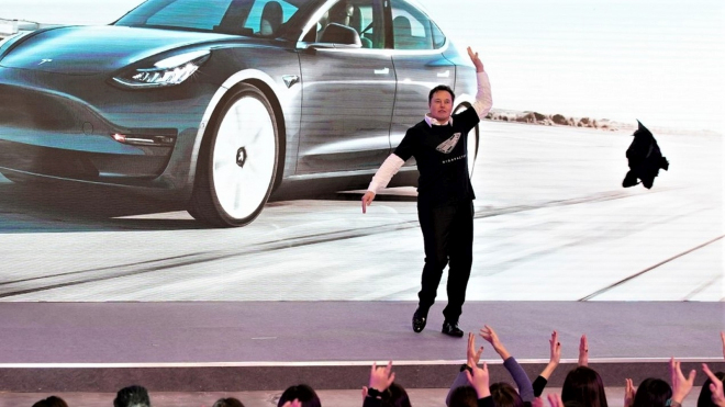 Elon Musk na poslední prezentaci novinek Tesly začal tančit a svlékat si šaty