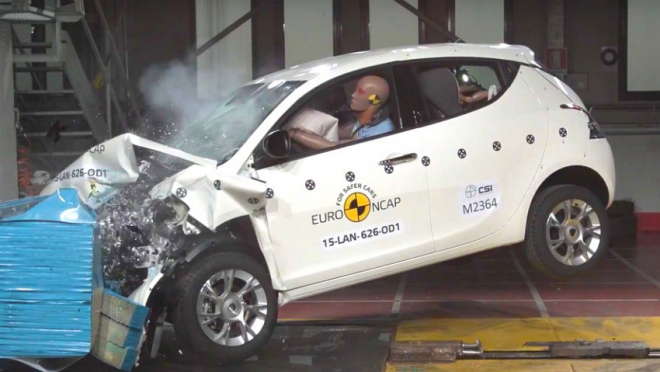 Nové crash testy: Lancia hořela, BMW propadlo. Co Renaulty a 11 dalších?