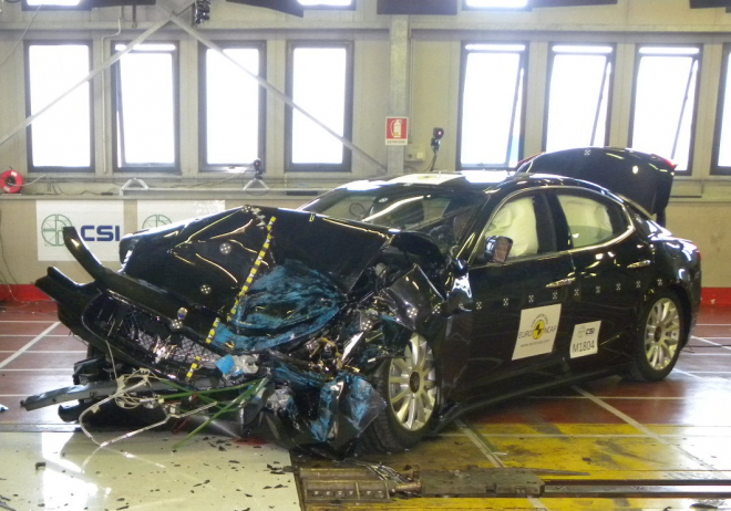 Crash testy: BMW i3, Ford EcoSport, Mazda 3 2014, Peugeot 308 a dalších 7 statečných