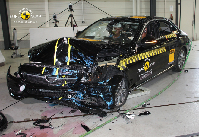 Crash testy: Mercedes C novým sítem prošel, Hyundai i10 nikoli