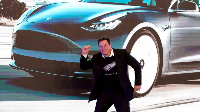 Elon Musk opustil myšlenku Tesly jako soupeře Mercedesu a spol., těžké spaní nadělá Škodě či VW