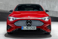 Sbohem, třícípá hvězdo. Mercedes právě odpravil sám sebe novým CLA, je to nevzhledné, lacině působící 2,1tunové zklamání