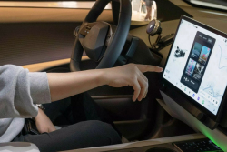 Korejci uznali, že dotykové displeje v autech jsou zlo, svým modelům prý vrátí tlačítka. Jenže dá se jim věřit?