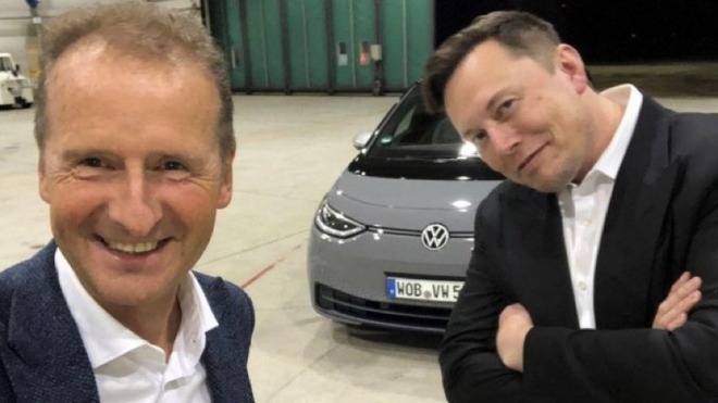 Elon Musk se narychlo sešel s šéfem VW na letišti, nechal ho vyzkoušet nové modely