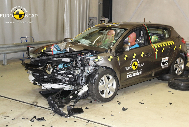 Crash testy: Pulsar a Tesla skórovaly, Suzuki s Renaultem dojely na brzdy
