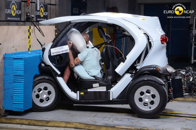 Crash testy nejmenších aut: pojízdným rakvím vévodí Renault Twizy