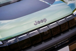 Původně jen elektrický Jeep s faceliftem završil obrat, hlavní novinkou je nový čistě spalovací motor s ručním řazením