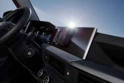 Základní Fronteře vzali středový displej a nahradili ho tímto. Prý je to zlé, není to ale nakonec jen únik před nechtěnou modernou?