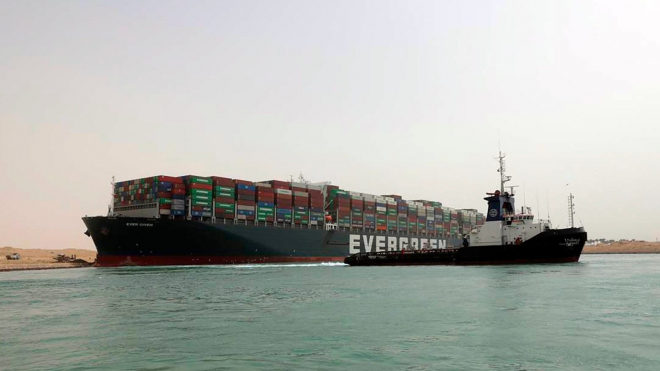 Obří loď Ever Given je znovu zaseklá v Suezu, i když už ji neblokuje najetí na břeh