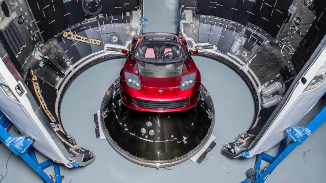 Elon Musk nepřeháněl, do kosmu vystřelí své první, dokonce vlastní auto. Nebo ne?