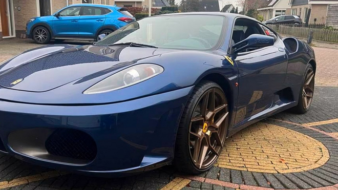 K mání je daleko nejlevnější Ferrari F430 v Evropě. Je krásné a nestojí víc než lepší Škody, jeho majitel zemřel