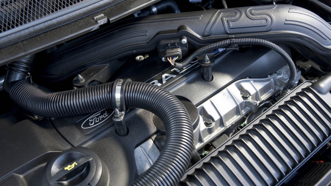 Jen 14 let starý Ford Focus na Autobahnu předvedl, jak krásná byla doba pořádných motorů v obyčejných autech