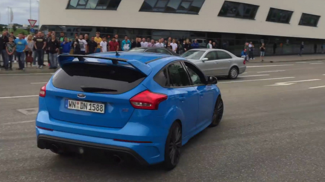 Takto to dopadne, když si s Fordem Focus RS začnete na srazu hrát na Mustang (video)