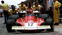 Vedoucí muž šampionátu F1 při závodu historiků naboural nedocenitelnou formuli Nikiho Laudy