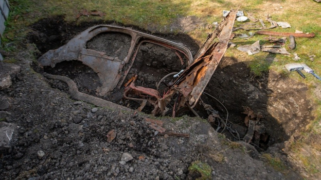 Muž během karantény objevil na zahradě 56 let zakopané auto, má zajímavou historii