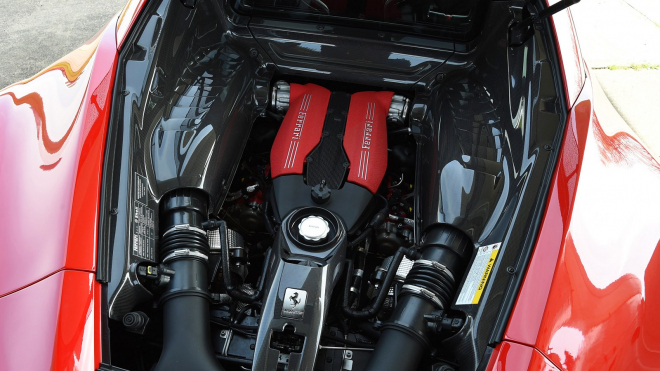 Starší Ferrari za jízdy nocí a při průletech tunely ukázalo, že láska k motorům bez turba nemůže zrezivět