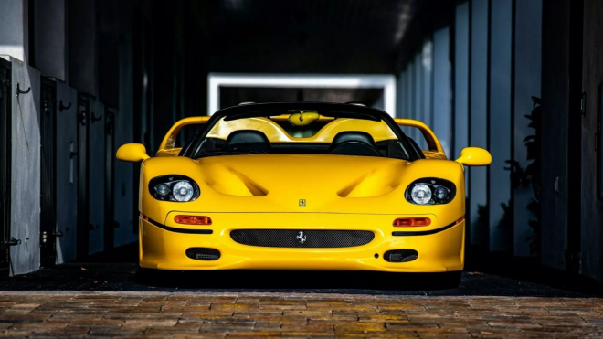 Slavný módní návrhář překvapivě prodal Ferrari ze své sbírky, teď je znovu k mání. Díky neobvyklé barvě nejspíš trhne aukční rekord