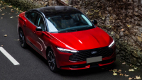 Ford Mondeo v novém se začal prodávat a je tak levný, že automobilka radši tají, jak výhodná nabídka to je