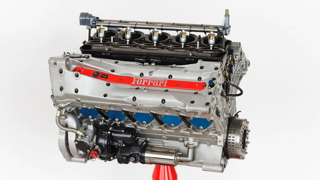 K mání je motor V10 z Schumacherovy F1 Ferrari, stojí jako dvě Octavie RS