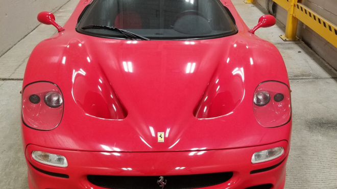 Ukradené vzácné Ferrari našli náhodou po 18 letech, úřady ale netuší, komu patří