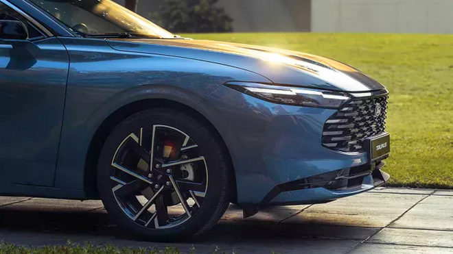 Nový Ford Mondeo dál potají žije svůj druhý život. Ukázal se v novém a vypadá ještě líp, při jeho cenách máme co závidět