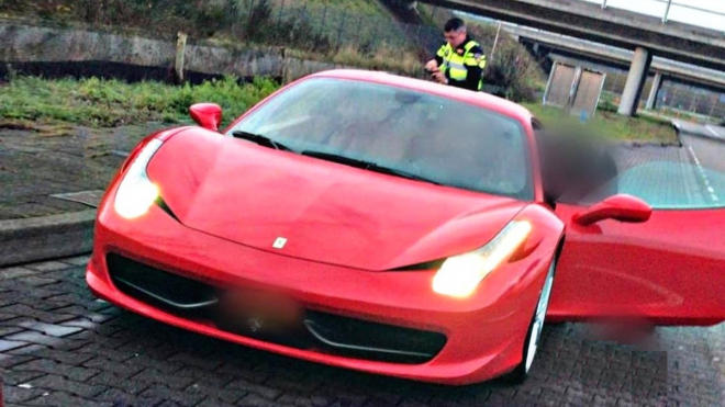 Řidič Ferrari asi zlomil vánoční rekord, policie mu naměřila přes 200 km/h ve městě