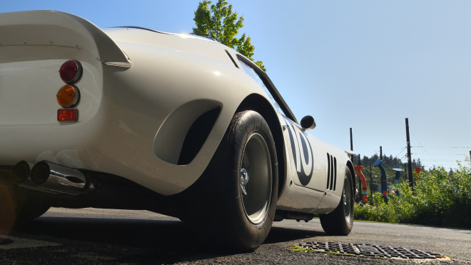 Bílá vrána za miliardu: Jediná takto továrně lakovaná ikona Ferrari je na prodej, ani 999 milionů na ni vážně stačit nebude