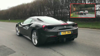 Řidič Ferrari 488 se předváděl při odjezdu ze srazu. Ukázal o hodně víc, než chtěl (video)