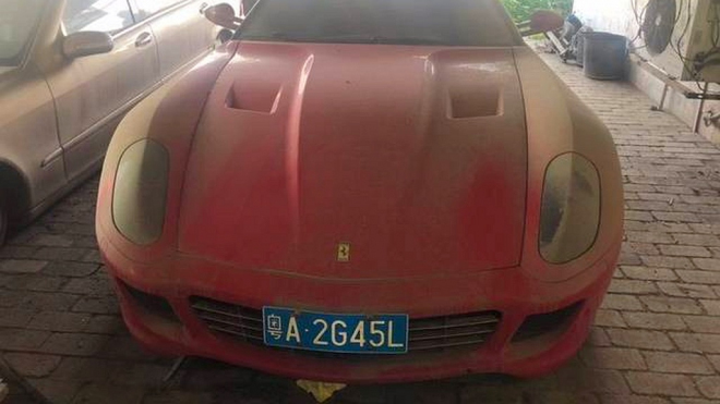 Čínský soud nabídl k prodeji skutečné, zabavené Ferrari 599 GTB za 5 600 Kč