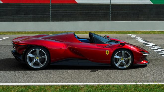 Nejnovější Ferrari vrací do hry vyklápěcí světla tak, jak to dnes jde, má nejsilnější motor v historii