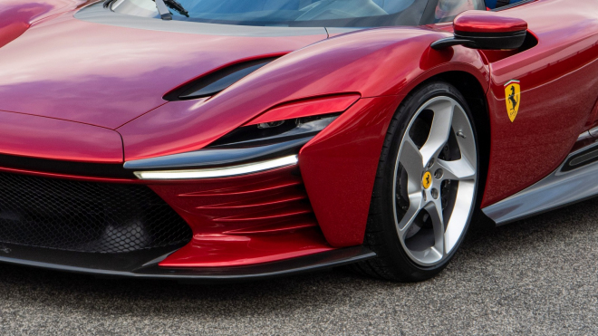 Ferrari pro vyvolené, které vrací do hry vyklápěcí světla a má nejsilnější motor v historii, se ukázalo v provozu